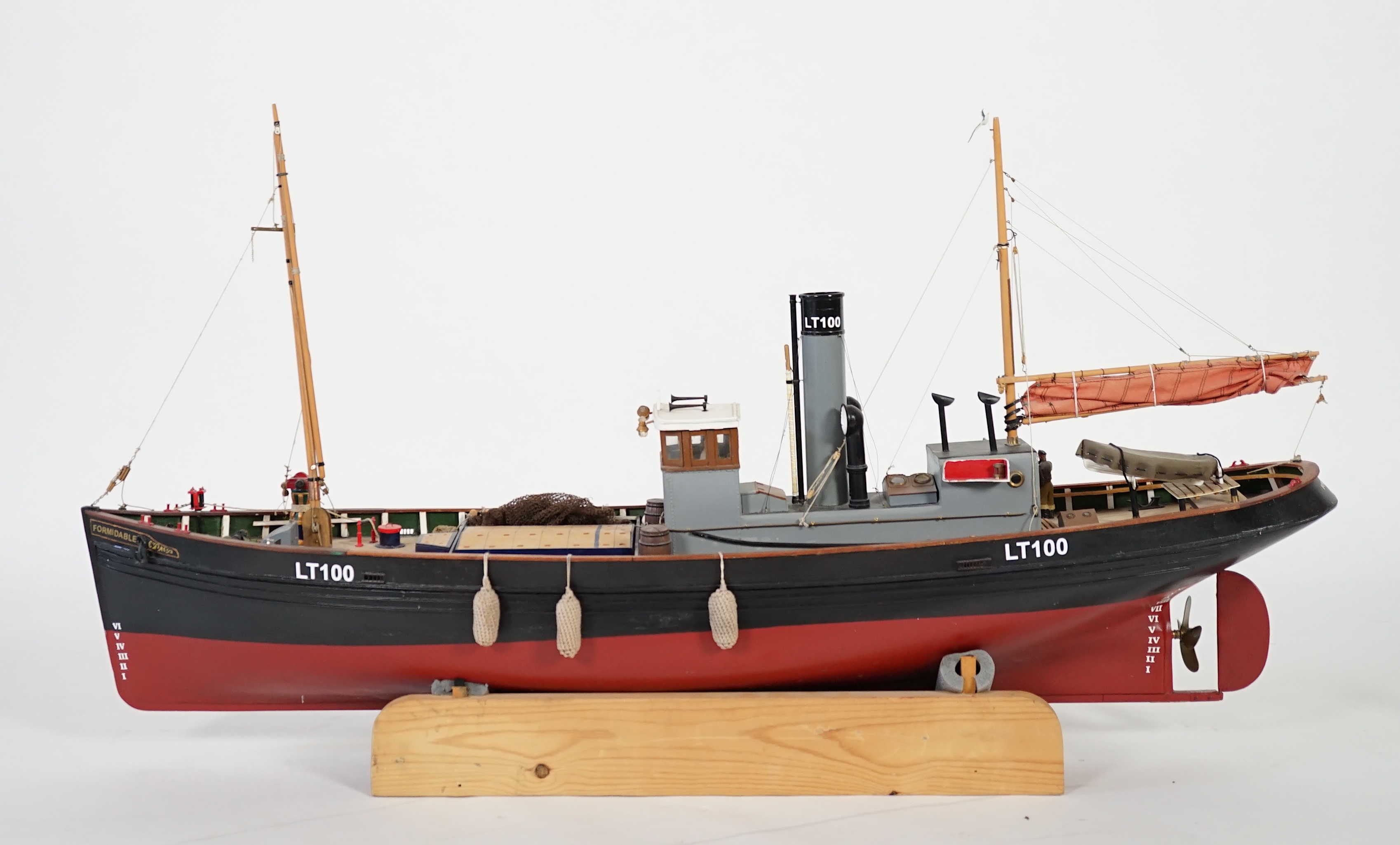 A kit-built Maxwell Hemmens pond yacht style model of a herring drifter, LT100, 120cm long